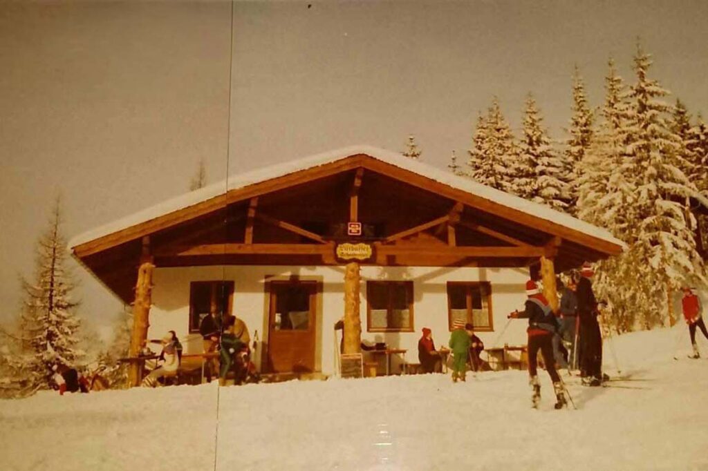 Das Gasthaus Galler in Kleinarl im Winter mit Skifahrern – du erlebst traditionelle Gastfreundschaft