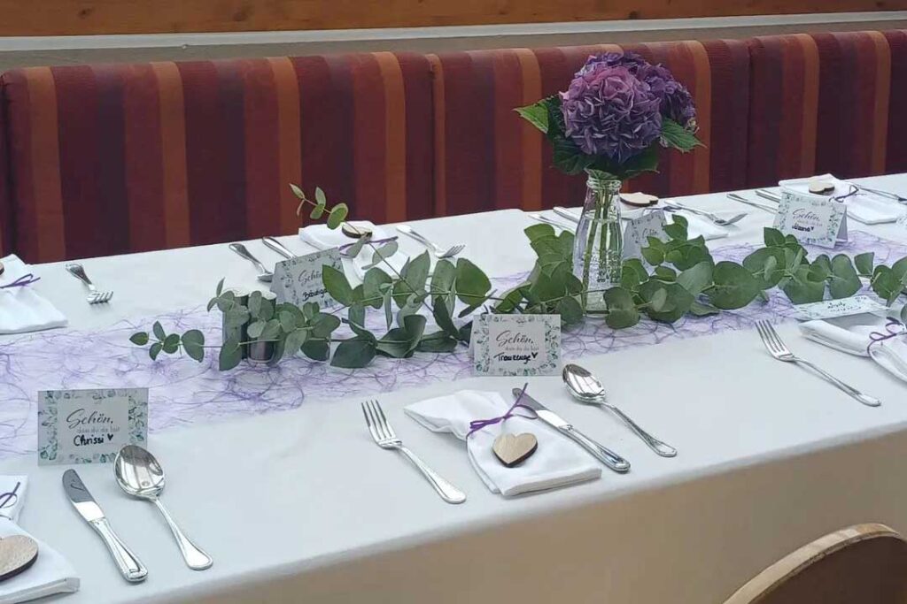 Wundervoll gedeckter Tisch für den besonderen Tag im Gasthaus Galler