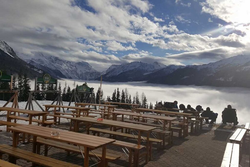 Wunderbare Aussicht über dem Nebel in Kleinarl